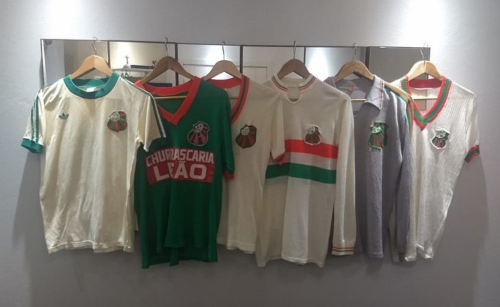 A coleção de McCauly conta com muitas camisas antigas (Foto: Acervo pessoal)