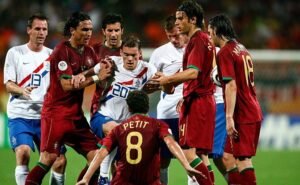 O jogo contou com quatro cartões vermelhos (Foto: Fifa)