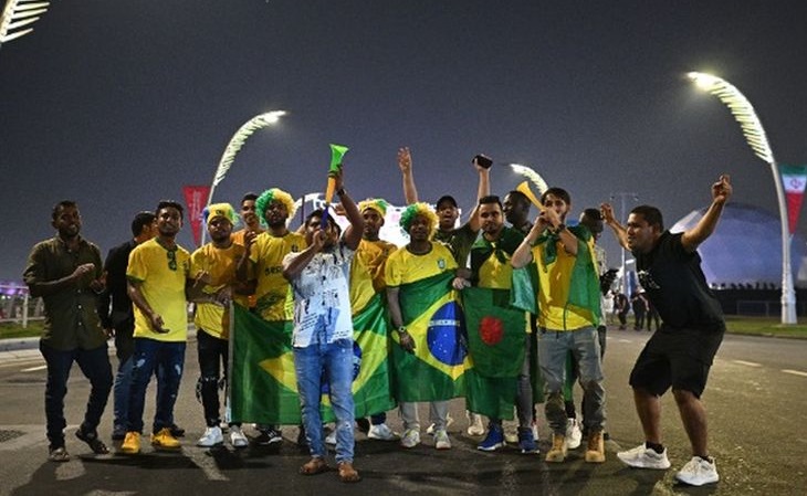 Por todo lado em Doha é assim: torcedores com camisas de Brasil ou Argentina (Foto: Fifa)