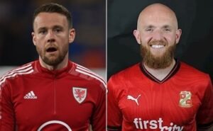 Chris Gunter, do Wimbledon, e Jonny Williams, do Swindon Town, viverão experiência curiosa (Foto: Divulgação)