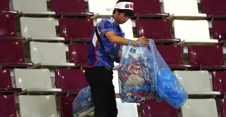 Japoneses são homenageados por recolher o lixo da arquibancada na Copa