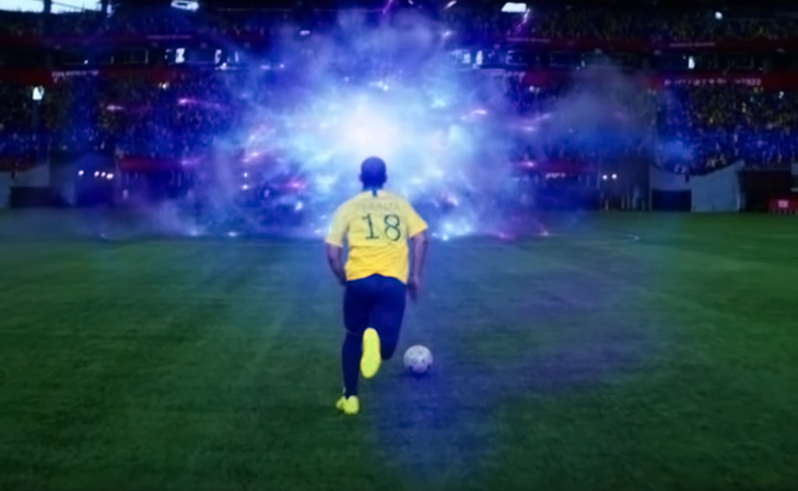 No filme, o jogo é interrompido no momento em que o camisa 18 (Gabriel Jesus?) tem chance de gol (Foto: Reprodução)