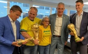 Jarbas teve o privilégio de entregar taças ao técnico Tite (Foto: Acervo pessoal)