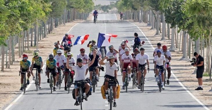 Ciclistas franceses pedalam 7 mil km de Paris ao Qatar pra ver a Copa