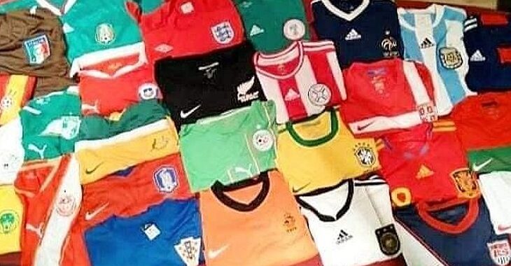 Colecionador reúne quase todas as camisas da Copa do Mundo de 2010