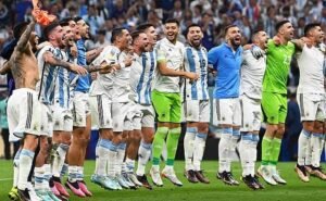 A equipe cantando a música para a torcida: uma das cenas da Copa (Foto: Fifa)