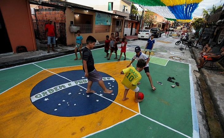 Até o asfalto ganha decoração de Copa do Mundo (Foto: Fifa)