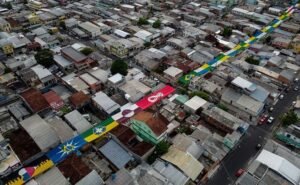 A Rua da Copa ostenta o tricampeonato local de "rua mais enfeitada" (Foto: Fifa)