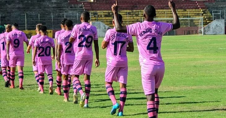 Clube Laguna: O primeiro time vegano do Brasil. E o único com uniforme rosa!
