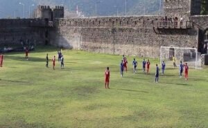 A pequena cidade Kvareli, na Geórgia, possui um estádio construído dentro de uma fortaleza