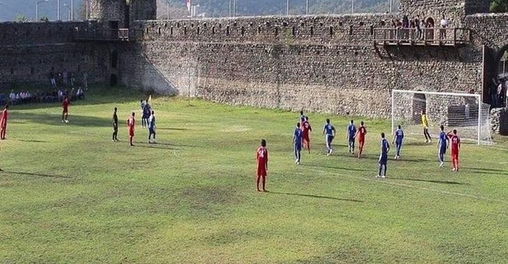 Na Geórgia existe um estádio dentro de fortaleza medieval, o Kvareli Stadium