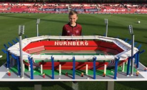 Joe Bryant utiliza entre 5 mil e 6 mil peças de Lego em cada miniatura de estádio (Foto: Divulgação)