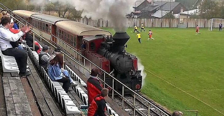 Cierny Balog: O curioso estádio da Eslováquia onde passa um trem dentro