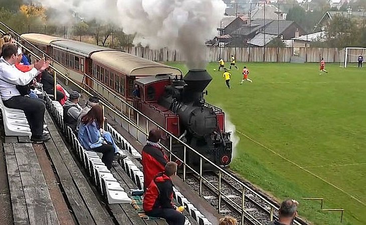 O trilho do trem fica posicionado entre o campo e a arquibancada (Foto: Reprodução)