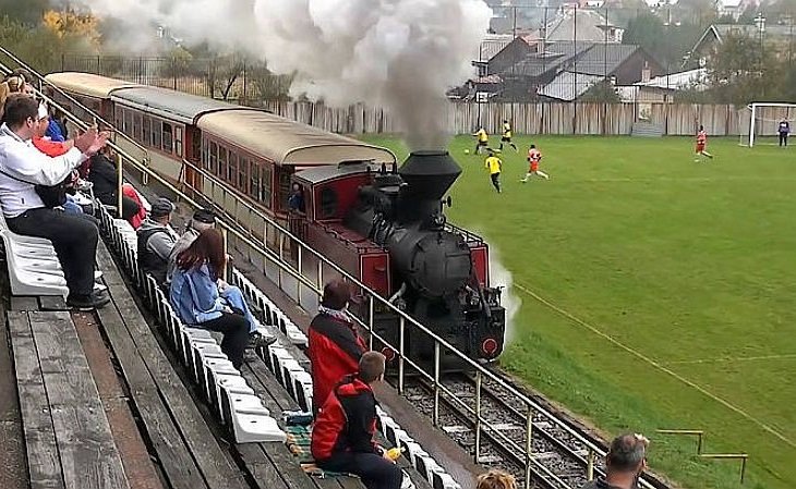 O Trem bala 🚂 de cotia 💥 Se liga as fotos e os vídeos da caminhada do jogo  de hoje. A Torcida que conduz o Time