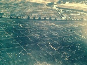 Os campos foram construídos em cima de escombros da 2ª Guerra Mundial (Foto: Reprodução)