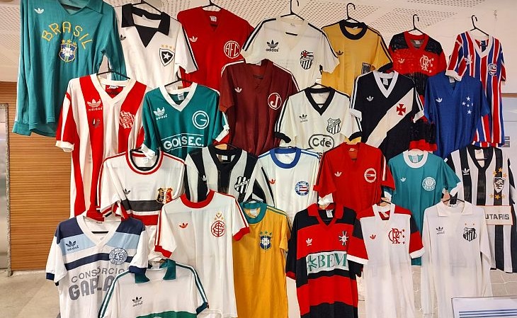 Até esta entrevista, eram 250 camisas Adidas, de 68 clubes brasileiros (Foto: Acervo pessoal)