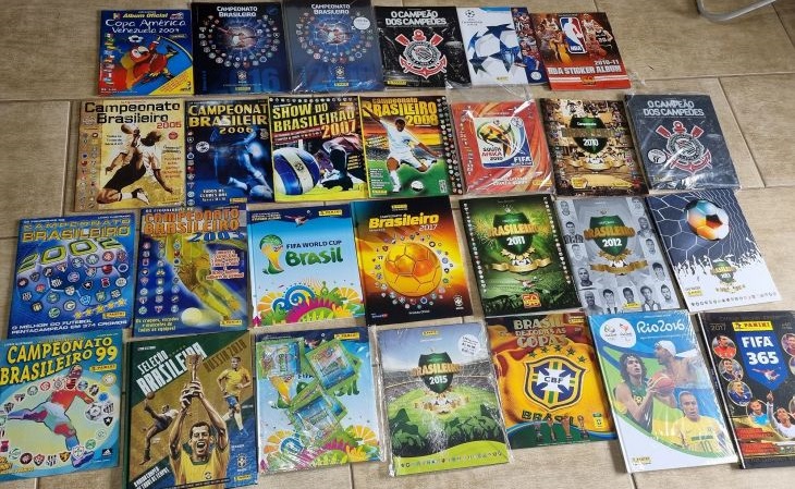 A coleção deixada por Jefferson Nunes conta com dezenas de álbuns de edições do Campeonato Brasileiro e da Copa do Mundo (Foto: Acervo pessoal)