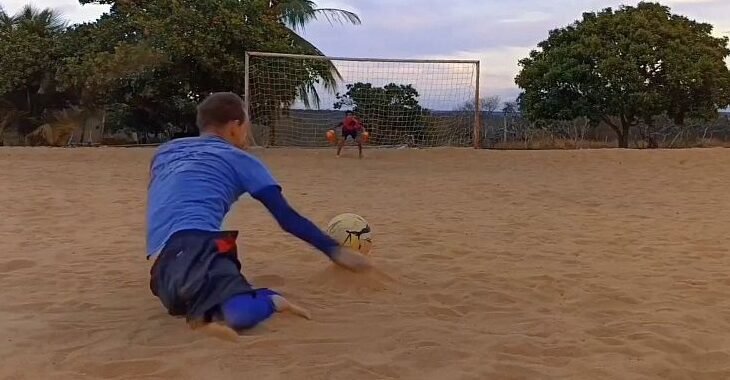 Polinésia Alemã, o jogador de futebol deficiente que chuta a gol com os braços