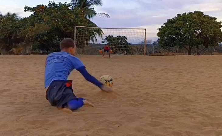 Polinésia Alemã, o jogador de futebol deficiente que chuta a gol com os braços