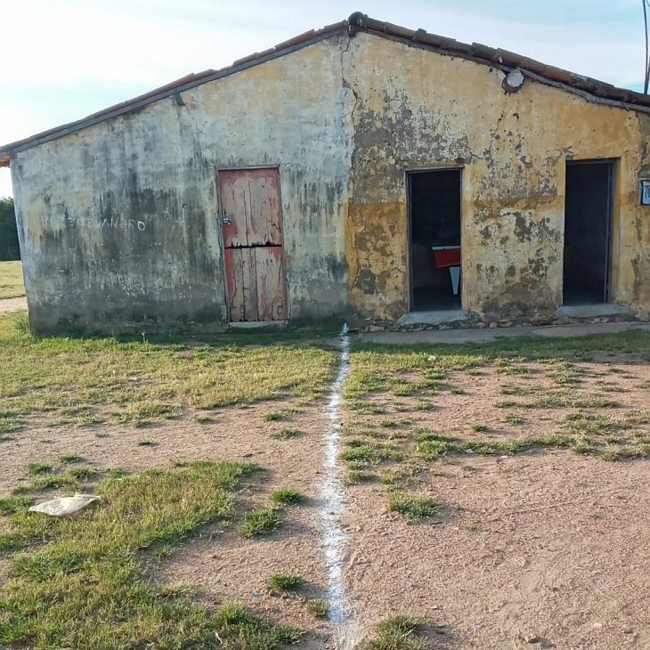 A casa (esq.) e o bar (dir.) (Foto: Inácio Augusto/Especial para Verminosos por Futebol)