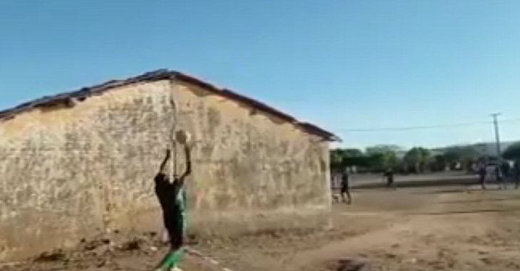 O curioso campo de futebol no Ceará com uma casa DENTRO