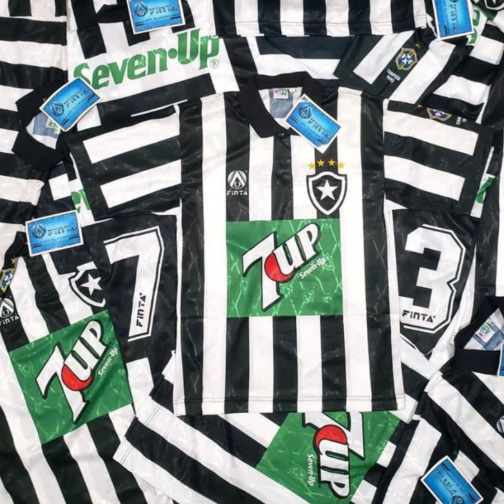 A Futclassics conseguiu fama ao adquirir um estoque de camisas antigas do Botafogo (Foto: Divulgação)