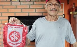 Coleção maravilhosa de flâmulas com foco no futebol gaúcho (Foto: Acervo pessoal)