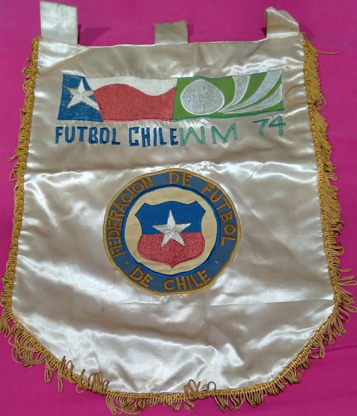 José Maciel tem uma flâmula do Chile na Copa do Mundo de 1974 (Foto: Acervo pessoal)