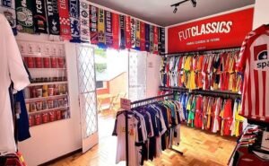 A Futclassics, de Belo Horizonte, tem um estoque enorme (Foto: Divulgação)