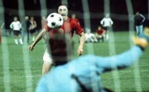 Panenka fez o gol do título da Eurocopa de 1976 de forma inesperada (Foto: Reprodução)