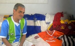 Claudio Burger tem uma fantástica coleção temática de camisas de futebol (Foto: Acervo pessoal)