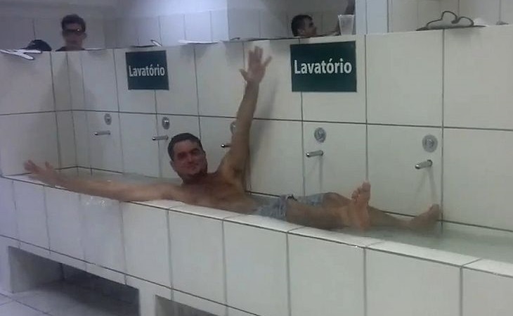 Patrício gravou vídeo tomando banho em pia de banheiro do PV, em 2012 (Foto: Reprodução)