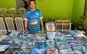 O dentista Wilson Jinno tem camisas desde os anos 50 (Foto: Acervo pessoal)
