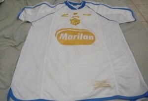 Wilson Jinno tem uma camisa que contou com tiragem de apenas 10 unidades (Foto: Acervo pessoal)