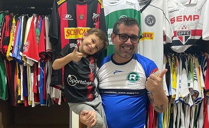 Ex-jogador de futebol tem coleção com camisas de 200 clubes paulistas