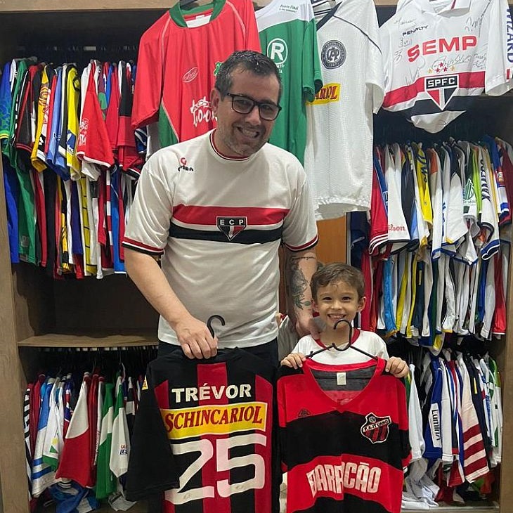 Trevor Luis tem cerca de 220 camisas de 200 clubes paulistas diferentes (Foto: Acervo pessoal)