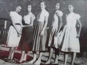 Uma das filhas de Hercília, irmã de Alcides, Maria Eugênia (4ª da esq. para a dir.), casou com Mozart Gomes, maior jogador do Fortaleza no século 20 (Foto: Reprodução)
