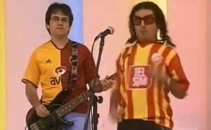 A banda cearense ficou conhecida entre turcos por uma música que celebra o Galatasaray (Foto: Reprodução)