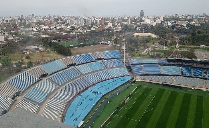 Da Torre das Homenagens é possível ver os estádios separados por um muro (Foto: Arison Paulo de Oliveira)