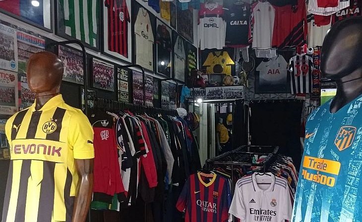 O Brexó Futebol Esportes conta com cerca de 500 peças em estoque (Foto: Divulgação)