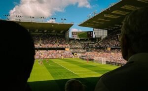 Onde encontrar slots com temática de futebol? Saiba mais (Foto: Jeswin Thomas/Unsplash)