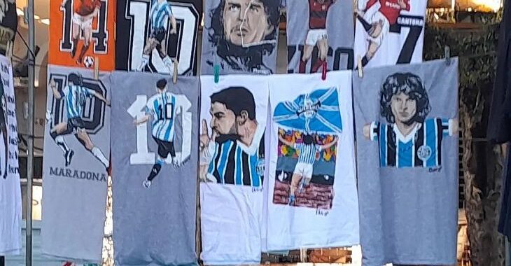 Artista faz sucesso com estampas de camisas temáticas do Grêmio
