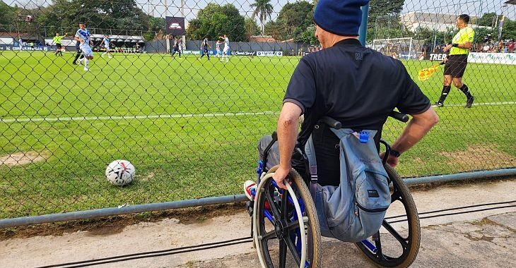 Cadeirante viajante de estádios viu todos os jogos de rodada do Campeonato Paraguaio