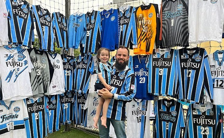 Brasileiro tem coleção de camisas do Kawasaki Frontale, o “Grêmio Japonês”