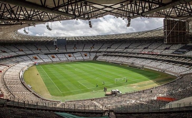 A relação entre acompanhantes e futebol levanta questões amplas sobre a cultura do esporte (Foto: Divulgação)