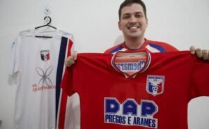 Gustavo Rivelo conta com algumas relíquias da história do Guaratinguetá (Foto: Acervo pessoal)