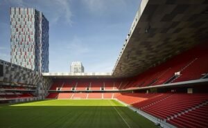 O hotel Tirana Marriott ficou conhecido por conta da vista para o estádio (Foto: Reprodução)
