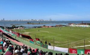 João Venturelli indica o estádio do Rampla Juniors, com uma vista única (Foto: Acervo pessoal)