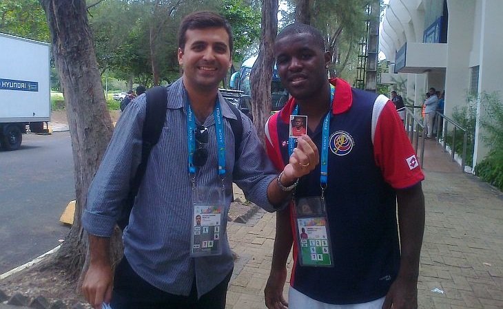 O encontro com Joel durou 40 segundos, na calçada do estádio da Unifor (Foto: Verminosos por Futebol)